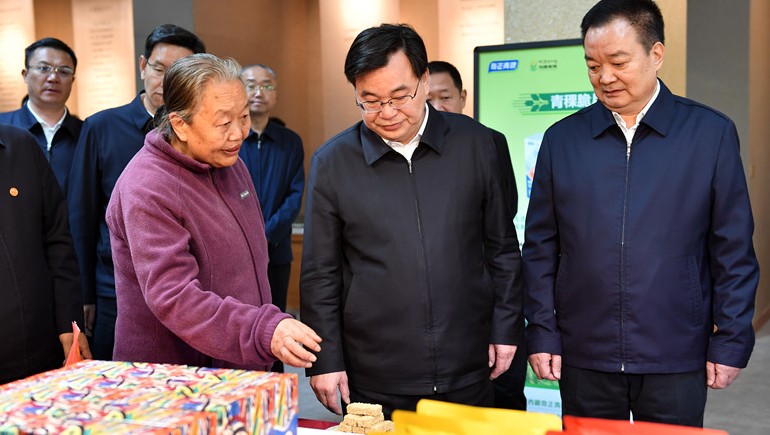 西藏·甘肅工作座談會在拉薩舉行，兩省區(qū)領(lǐng)導蒞臨奇正青稞考察